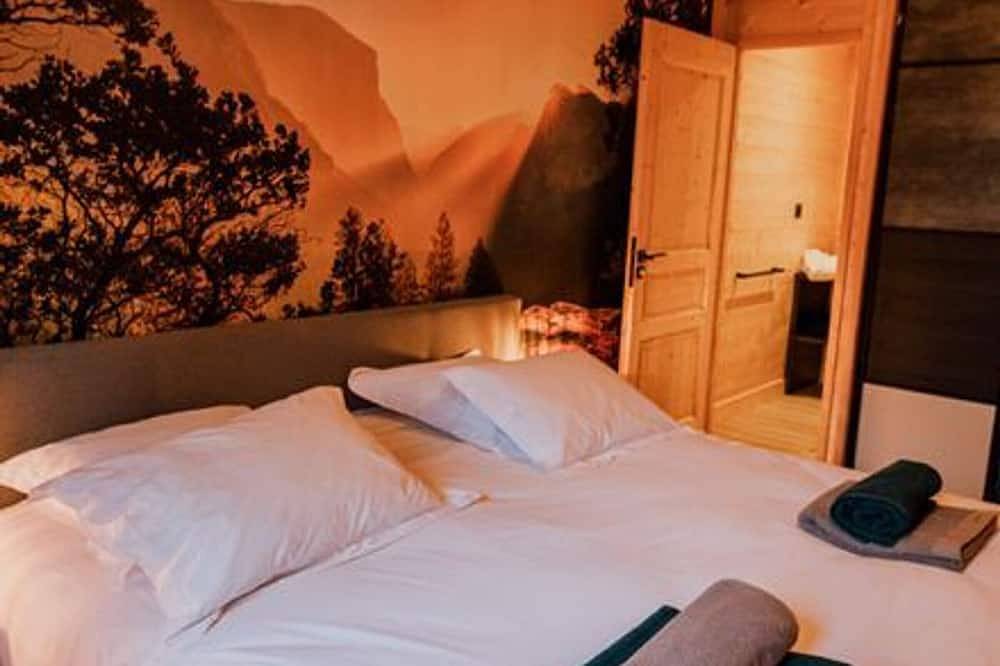 Lodge avec bain à remous privatif, proche du golf et piscine réservée - Confort et activités garanties in Le Chambon-sur-Lignon, Massif central