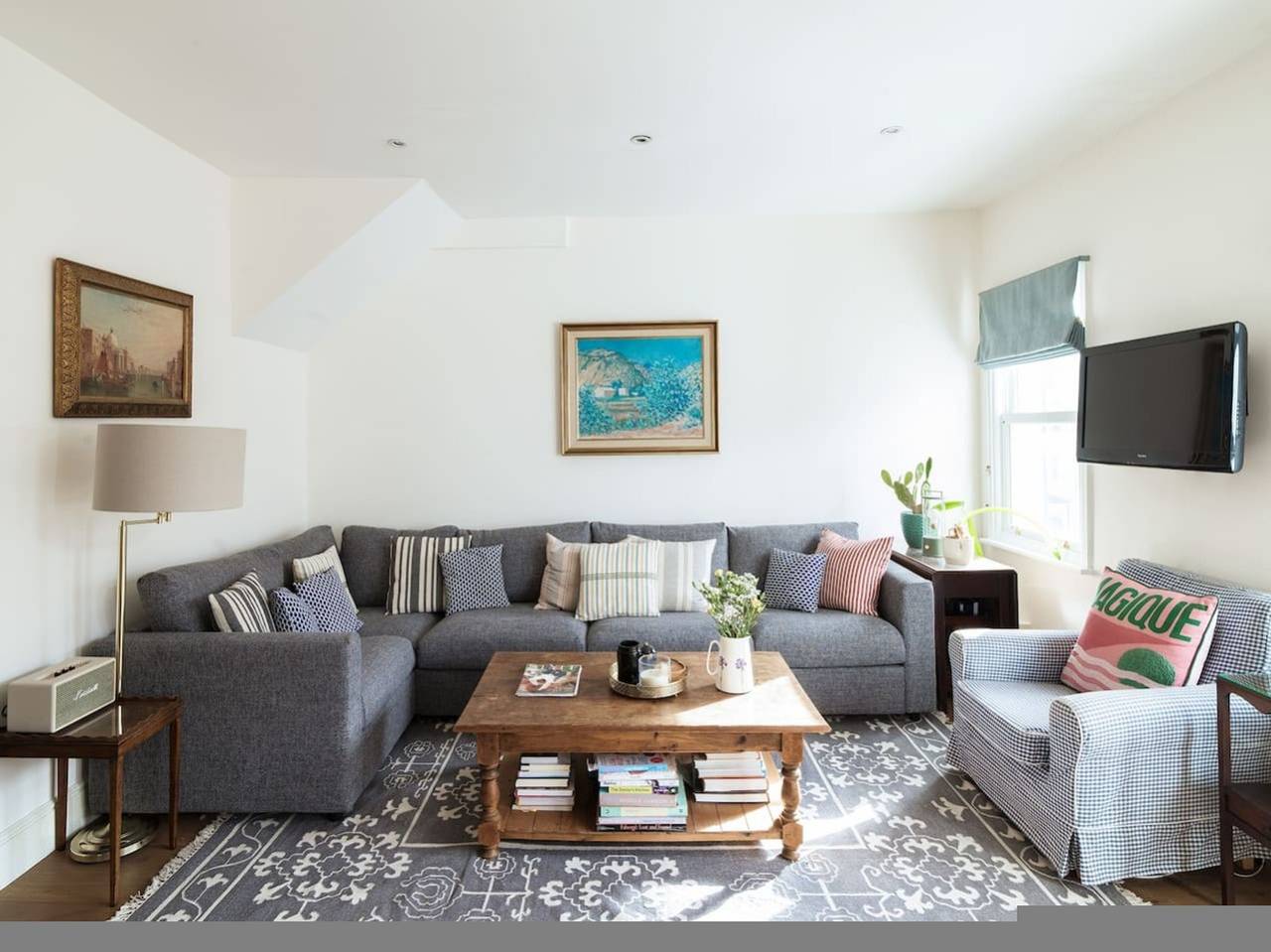 Entire apartment, Sunny Roof Terrace Barons Court Sleeps 4-6 in Hammersmith and Fulham, London