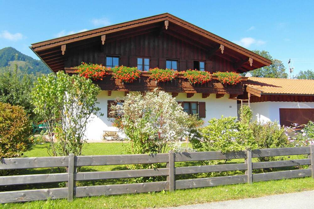 Ganze Wohnung, Ferienwohnung Ii 45 qm, separates Schlafzimmer und Ost-Balkon in Aschau (Chiemgau), Aschau im Chiemgau