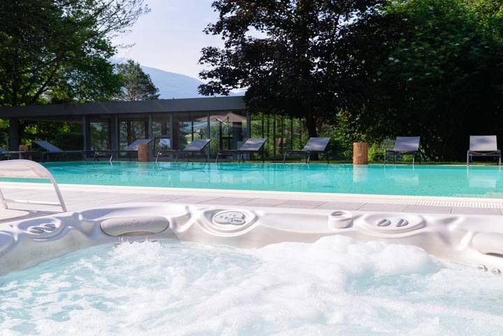 Hotel für 3 Personen, mit Balkon und Whirlpool sowie Terrasse und Garten in Stenico