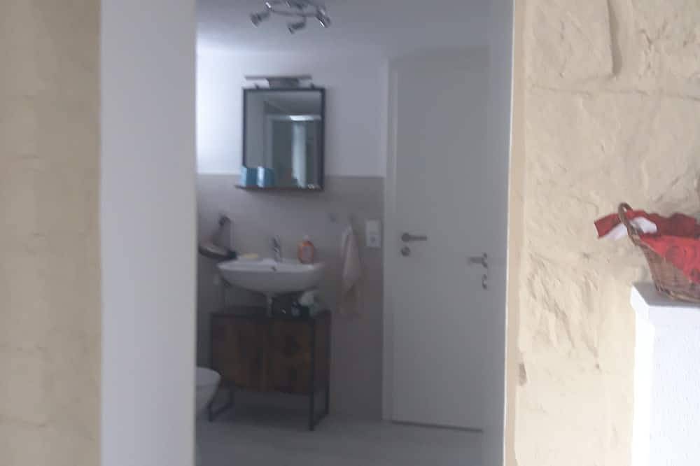 Ganze Wohnung, Ferienwohnung - Zentral gelegen, eigener Parkplatz, Einkaufsmöglichkeiten, in Bernsbach, Lauter-Bernsbach