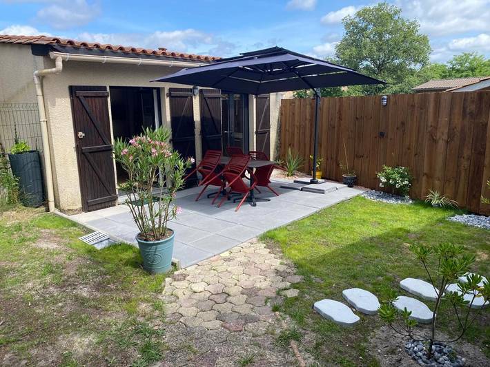 Gîte pour 2 personnes, avec jardin ainsi que piscine et vue, adapté aux familles à Saint-Aubin-de-Médoc