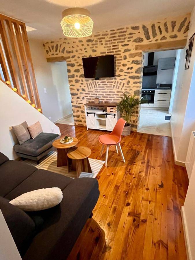 Location de vacances pour 4 personnes, avec terrasse ainsi que vue et jardin à Sainte-Magnance