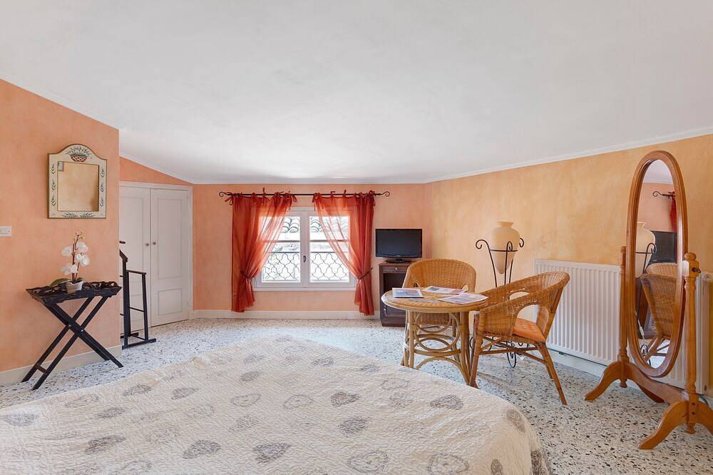 Chambre d’hôtes « Le Clos Mazerolles - Chambre Orange » avec piscine partagée, Wi-Fi et clim in Cruzy, Côte méditerranéenne (France)