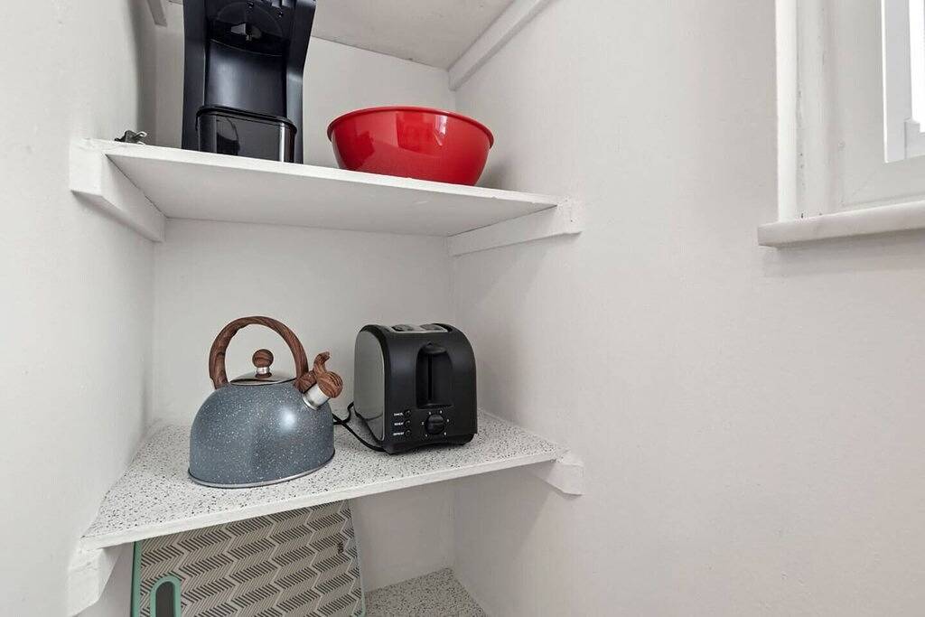 Ganze Wohnung, Bright & Spacious 2 Bedroom | Quiet | Safe | Clean in Mount Clemens, Lake St. Clair