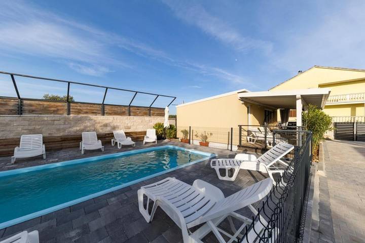 Camping pour 4 personnes, avec jardin ainsi que vue et piscine à Biograd na Moru - 2