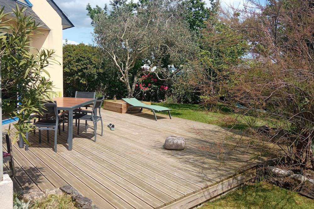 House with terrace and garden in Plonéour-Lanvern, Quimper und Umgebung
