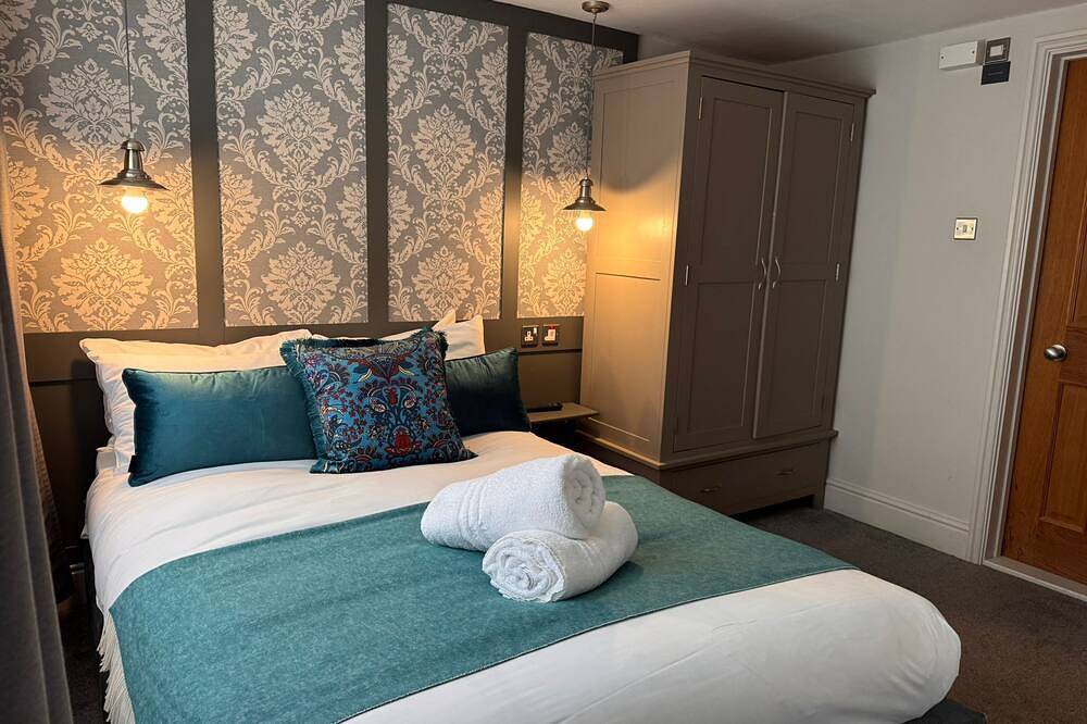 Double en-suite room at Regency Guest House in Market Ward, Cambridge