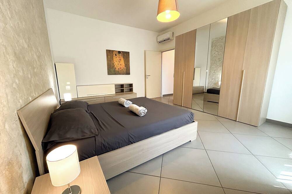 Entire apartment, [Modernity and Comfort] 150sqm Penthouse 3 bedr in Bergamo, Bergamo Province