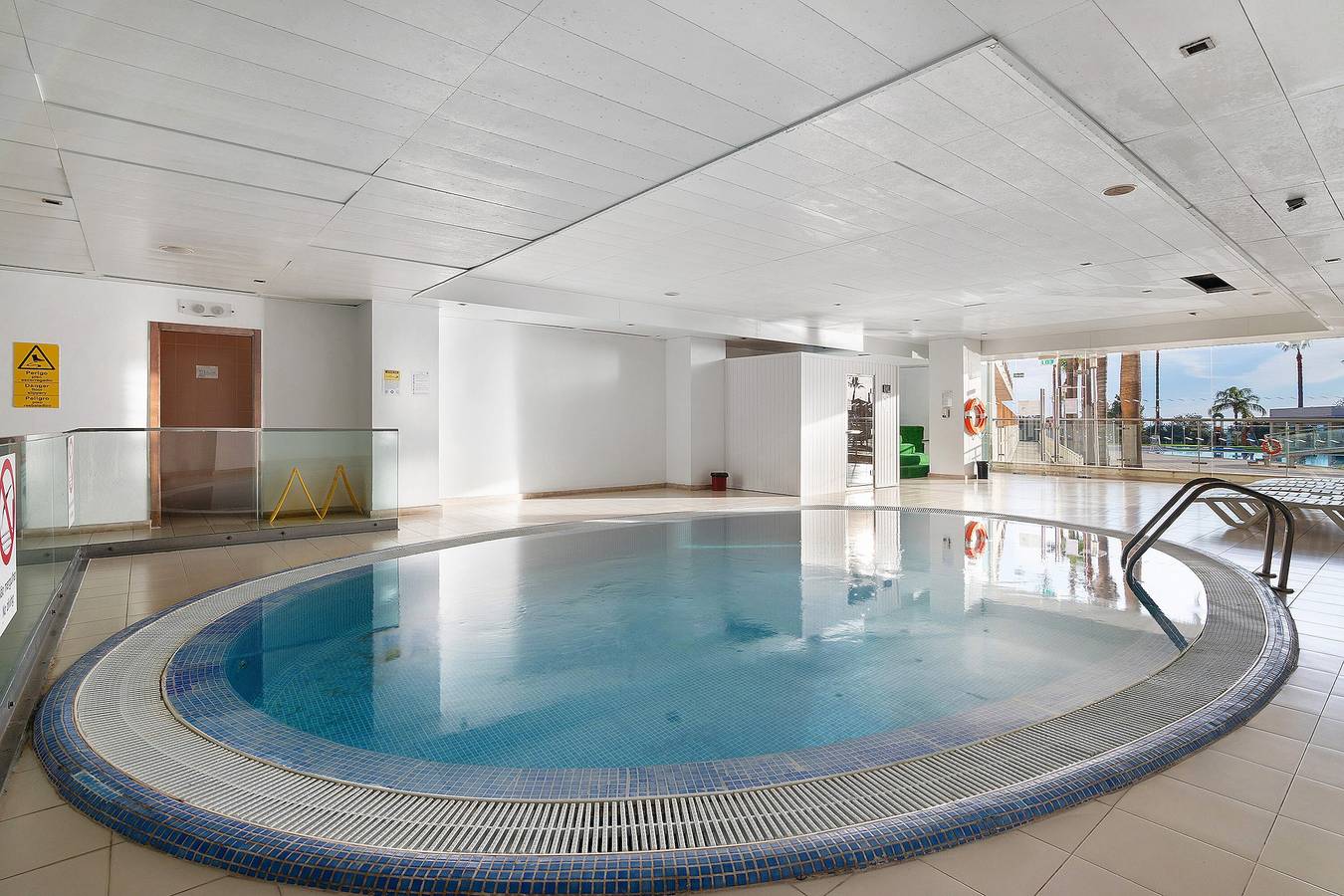 Apartamento inteiro, Apartamento 'Paraíso do Atlântico' com Piscina, Jardim Partilhados e Wi-Fi in Albufeira, Distrito de Faro