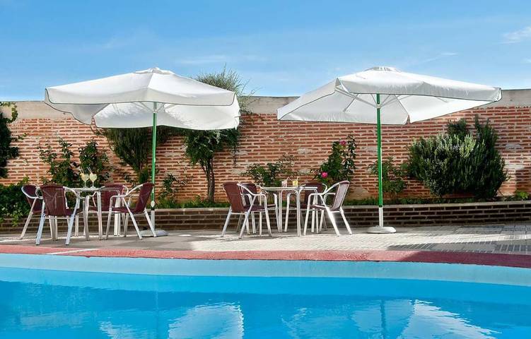 Apartamento para 3 personas, con jardín además de piscina y terraza, Se admiten mascotas en Toro