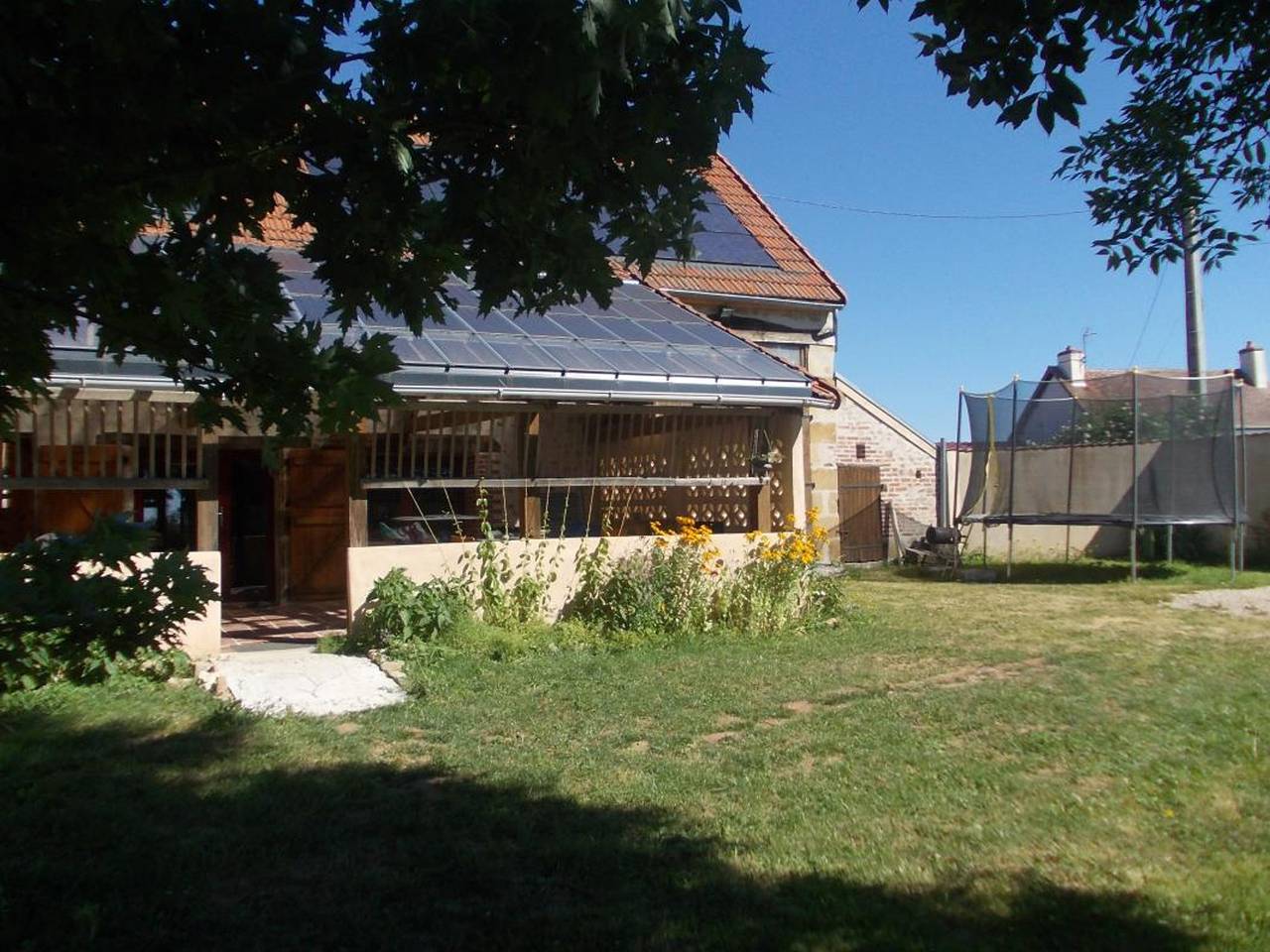 Casa rural eco restaurada con jardín, juegos para niños y estacionamiento cerca de Néris les Bains in Blomard, Región de Montluçon