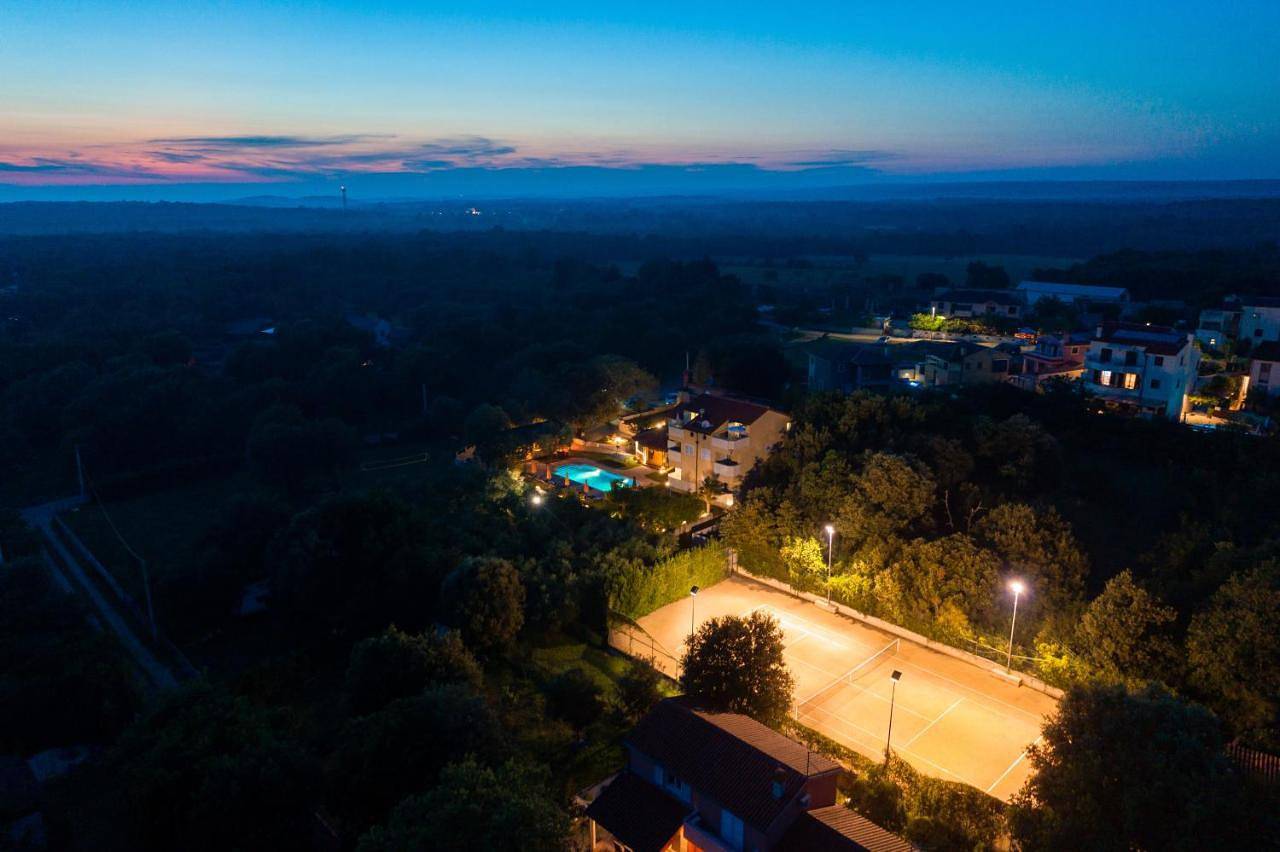 Guesthouse ''Barboska'' - big outdoor swimming pool & private tennis court in Barbariga, Côte Sud d'Istrie