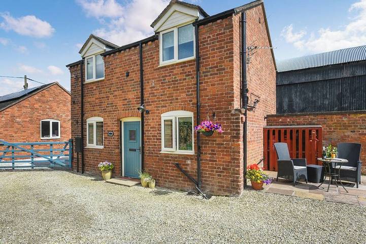 Log cabin for 2 people, with garden, with pets in Shrewsbury