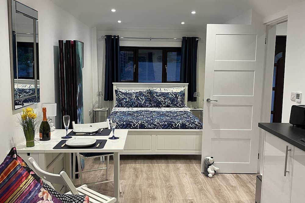 Entire apartment, Studio Annie is the Most Relaxing Place to Stay With Free off Road Parking in Worthing, West Sussex