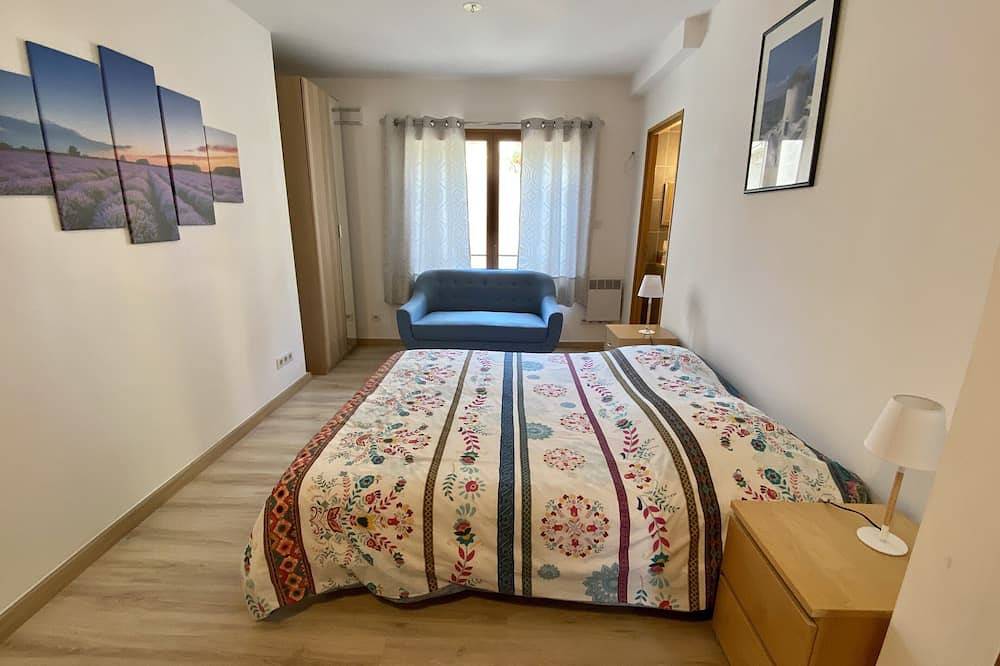 Entire apartment, T2 « Le Figuier » Dans Villa Avec Piscine Privée in Pertuis, Parc naturel régional du Luberon