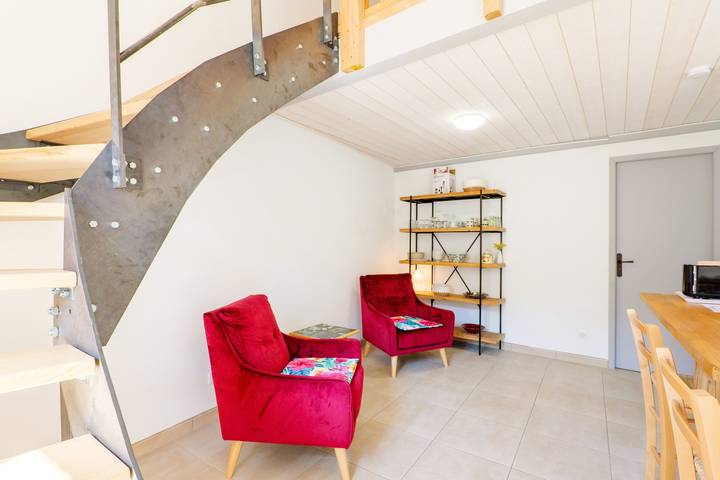 Appartamento intero, Appartamento "Le Petit Manoir Piscina Condivisa" con balcone, Wi-Fi e aria condizionata in Les Vans, Cevenne