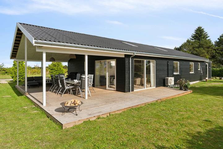 Ferieudlejning for 10 personer, med have og udsigt samt terrasse i Bogø