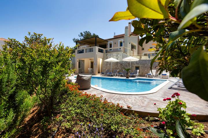 Ferienhaus für 13 Personen, mit Balkon/Terrasse und Garten sowie Ausblick in Roussospiti