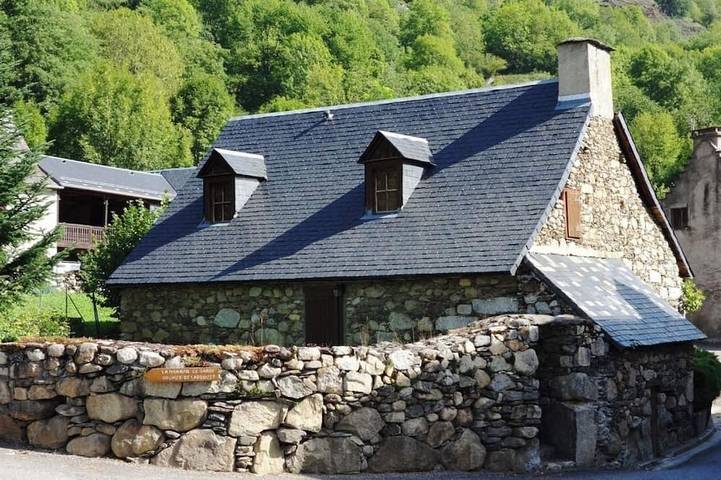 Location de vacances pour 10 personnes, avec jardin à Oô