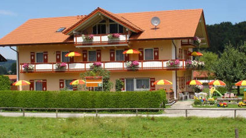 Ferienwohnung für 2 Personen, mit Balkon und Garten, kinderfreundlich am Chiemsee