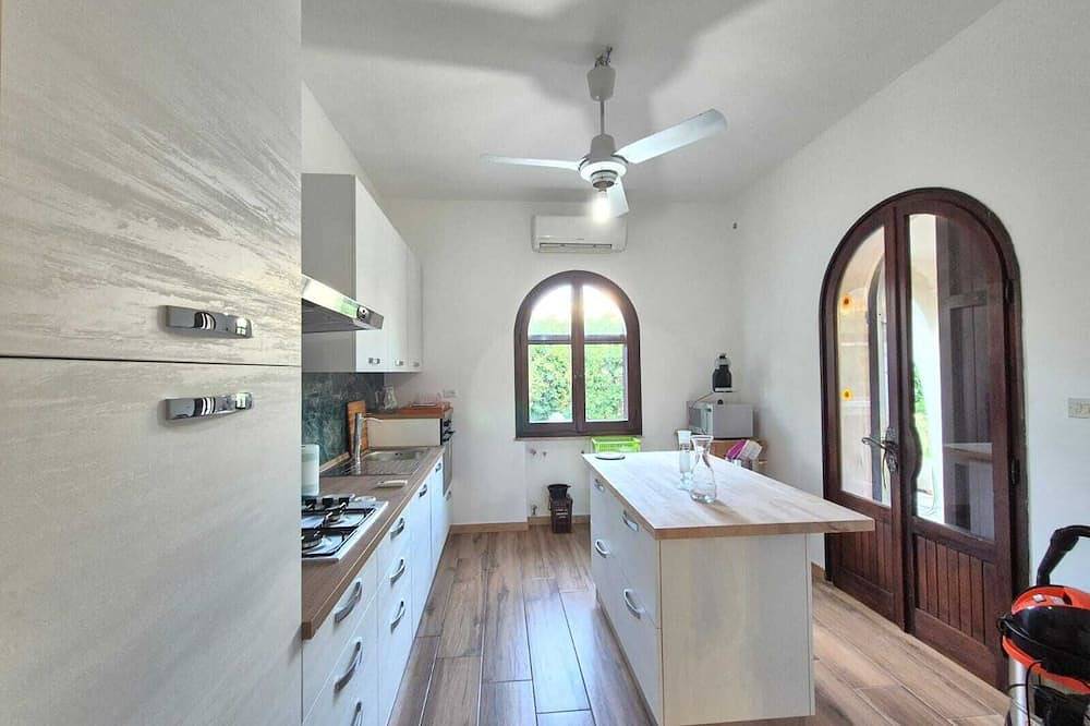 Villa bifamiliare con giardino con tre camere da letto a 300 Mt dalla spiaggia in Porto Columbu, Sarroch