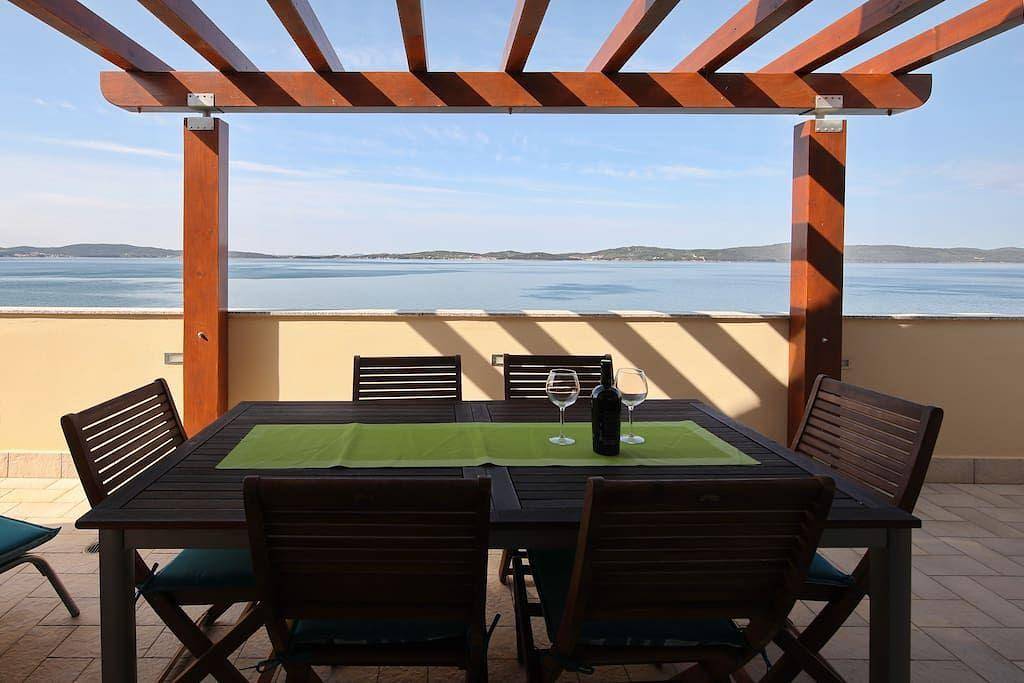 Cały apartament wypoczynkowy, Penthouse for five people with a balcony in Bibinje, Zadar