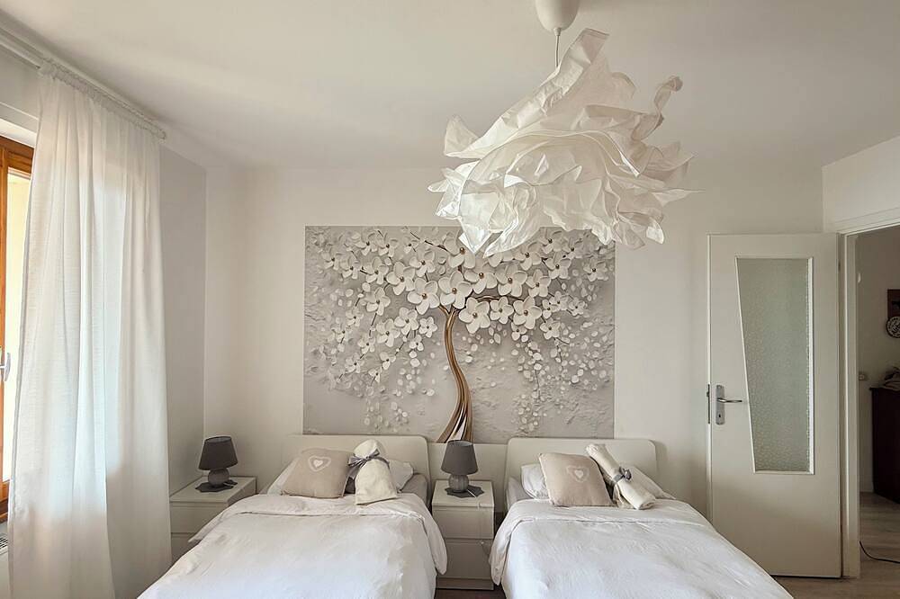 Spacious 95 sqm newly renovated vacation home with breathtaking views in Gemeinde Menaggio, Comer See