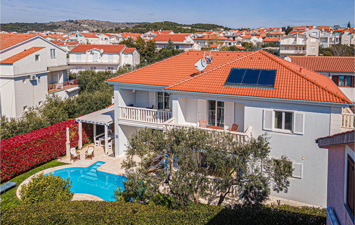 Gemütlich, 1,5 km vom Strand entfernt: Apartment mit Meerblick, Pool und Parkplatz in Vodice, Šibenik-Knin