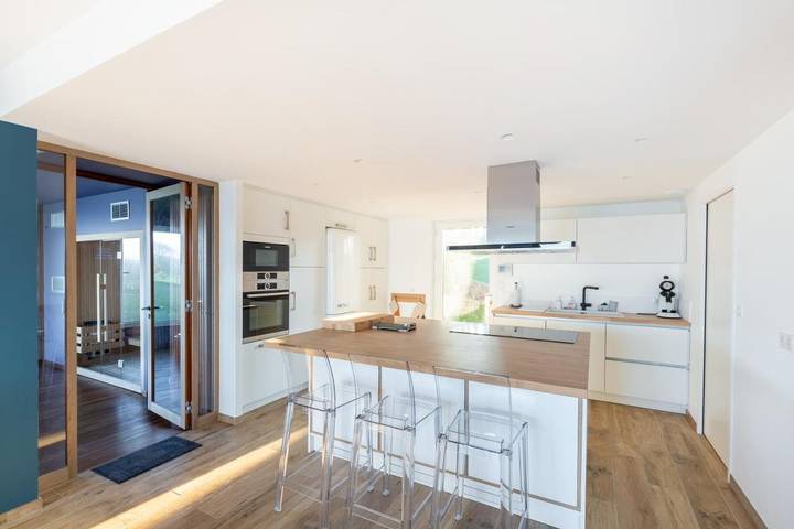 Location de vacances pour 10 personnes, avec jacuzzi et sauna ainsi que terrasse et jardin à Kerlaz - 3