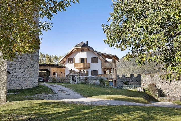 Apartamento entero, Apartamento Lamprechtsburg en el patio interior del castillo in Cornolatino, Brunico