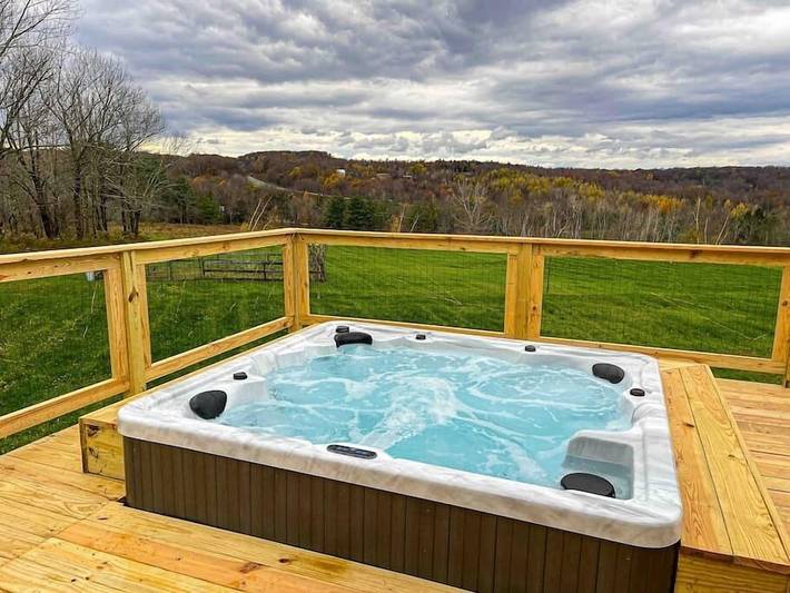 Glamping for 8 people, with hot tub and yard in Pocono Mountains