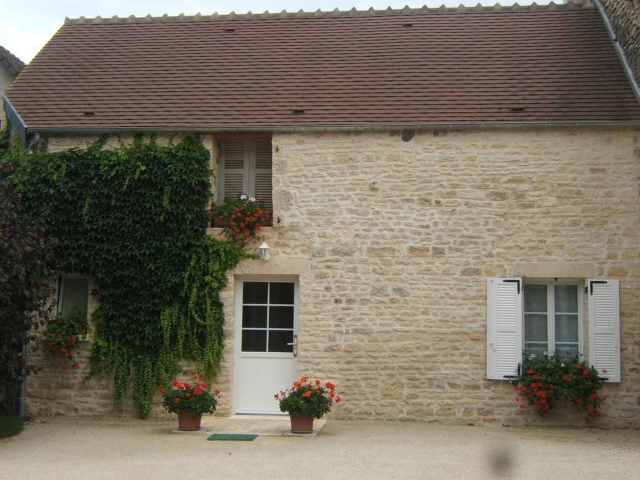 Einstöckiges Haus, 2 Schlafzimmer, nahe historischen Stätten, Terrasse und Parkplatz in Argenteuil-sur-Armançon, Region Avallon