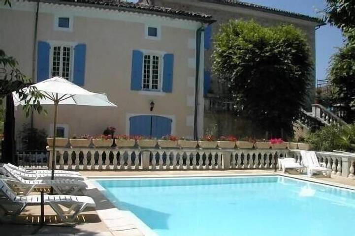 Location de vacances pour 4 personnes, avec Jacuzzi et Terrasse ainsi que Jardin et Piscine à Vallon-Pont-d'Arc