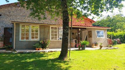 Cottage pour 2 personnes, avec terrasse ainsi que piscine et jardin à Roussines