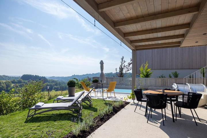 Ferienwohnung für 4 Personen, mit Pool und Ausblick sowie Garten
