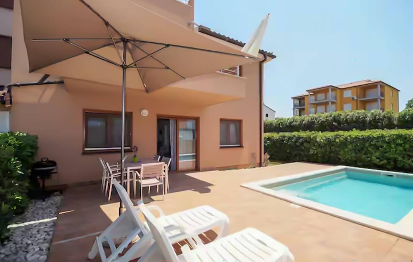 Elegante apartamento de 2 dormitorios con piscina, aparcamiento y a 2,5 km de la playa in Banjole, Costa sur de Istria