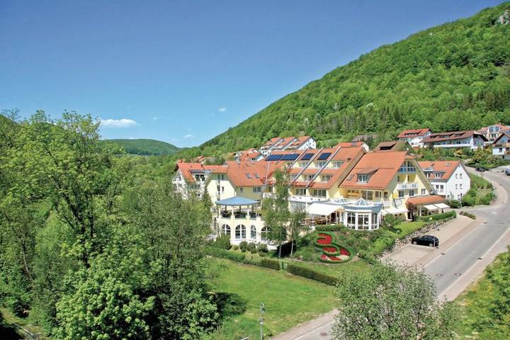 Hotel, mit Balkon und Terrasse sowie Whirlpool und Garten in Bad Ditzenbach