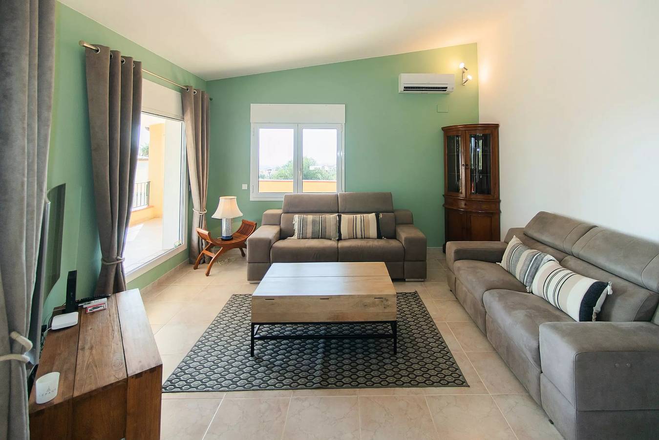 Villa de lujo con aire acondicionado, TV y cerca de restaurantes in Palau Sabardera, Alt Empordà