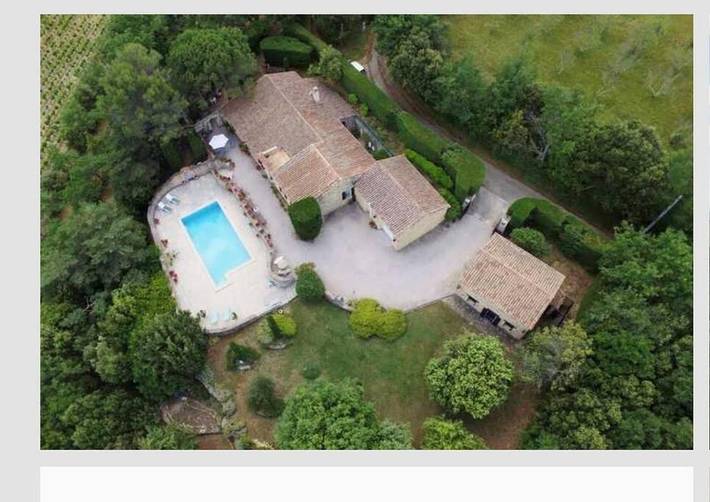 Location de vacances pour 13 personnes, avec terrasse et vue ainsi que jardin et piscine à Saint-André-d'Olérargues