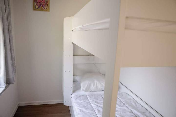 Familie bungalow op vakantiepark bij zee in Nederlandse Noordzeekust