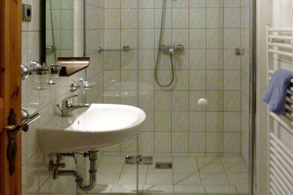 Angenehme Wohnung in einem Ferienhaus für 2 Personen mit  W-Lan, Tv und Terrasse in Altenkirchen, Rügen