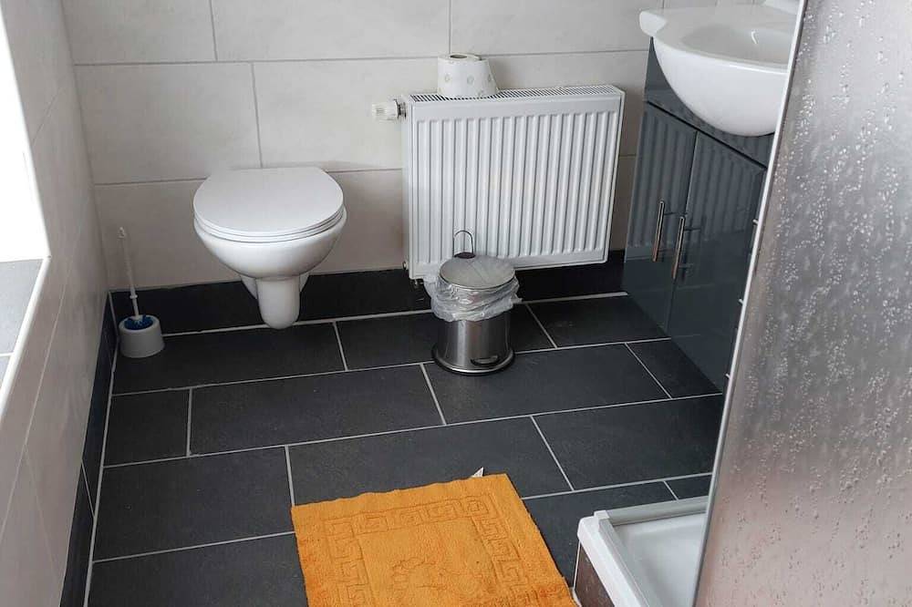 Ganze Wohnung, Ponyhof, 2 Zimmer Dg, Parkplatz auf dem Hof in Großheide, Norden und Umgebung