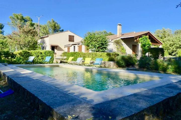 Location de vacances pour 6 personnes, avec jardin ainsi que terrasse et piscine à Tavernes