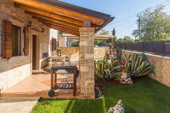 Ganze Wohnung, 2-Zimmer-Ferienwohnung mit Terrasse Tar, Porec -a in Tar (Kroatien), Tar-Vabriga