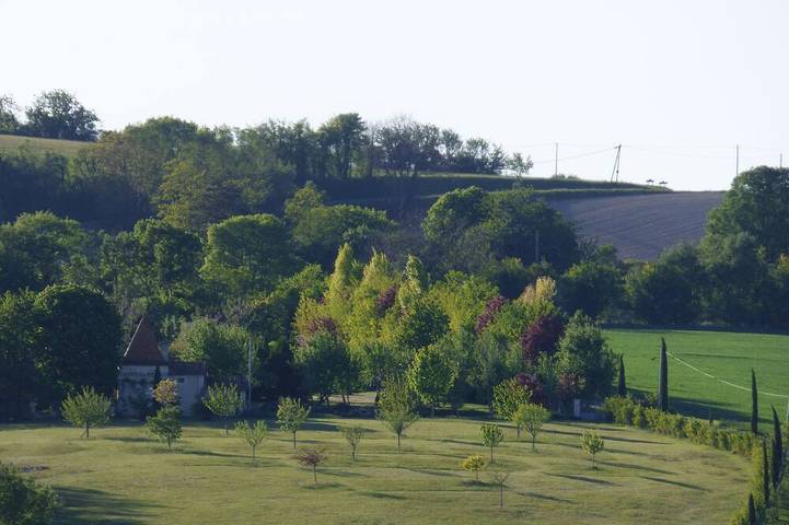 Location de vacances pour 5 personnes, avec Balcon ainsi que Jacuzzi et Jardin à Nanteuil-Auriac-de-Bourzac