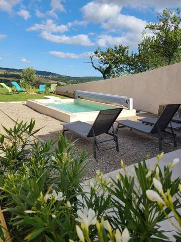 Chambre d’hôte pour 2 personnes, avec jardin et vue ainsi que piscine et terrasse dans la Loire