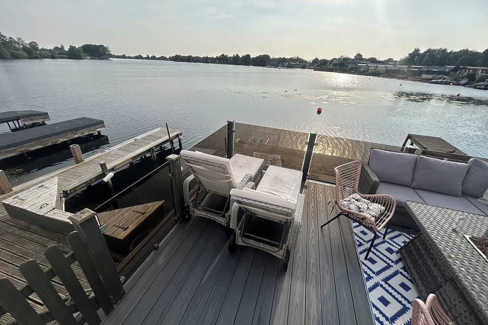 Luxury lakeside lodge with hot tub and sunset views. Pet friendly, 3 bedrooms in Tattershall, Lincolnshire