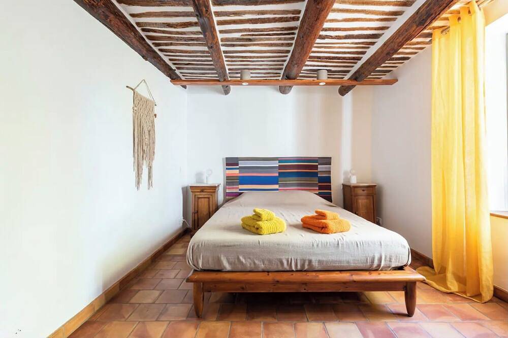 Provencal house with large garden and swimming pool. in Cadenet, Parc naturel régional du Luberon