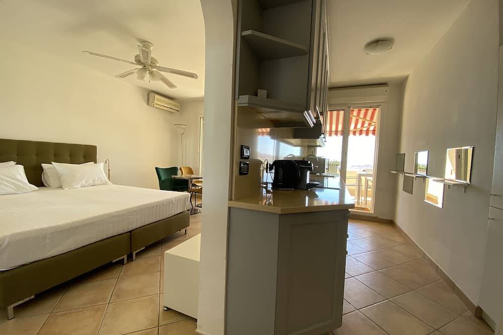 Appartement entier, Vue exceptionnelle mer 250m+ Terrasse 25m² + lits 5* + Piscine + solarium in Menton, Région de Nice